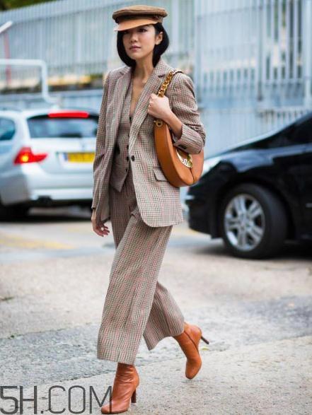 焦糖色包包配什么颜色好看？焦糖色包包搭配图片