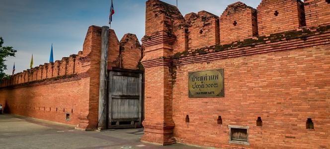 褐红色的墙，碧蓝的天，领略泰国历史风味的古老建筑