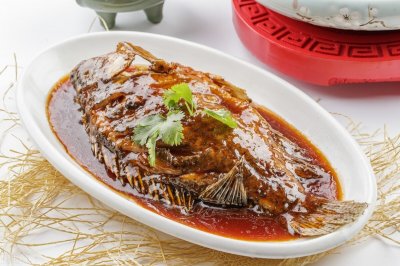 ​家常红烧鱼这样做，比蒸的还好吃，鱼肉鲜香软嫩，一点也不腥