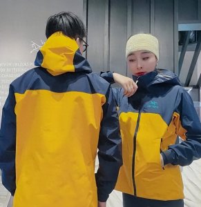 ​笑死！始祖鸟冲锋衣被炒到1.2万一应难求！撞衫美团如同智商税？