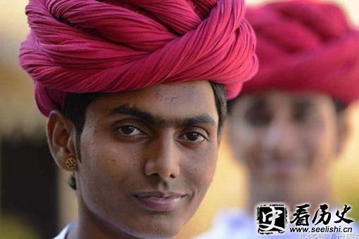 为什么印度男人都要在头上包个头巾呢?天气再热也要包