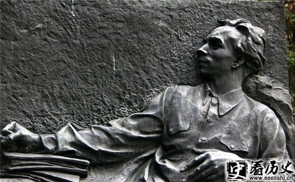 马雅可夫斯基石壁雕像