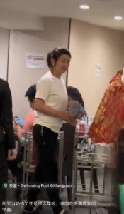 ​演员闫学晶现任老公叫什么名字（闫学晶一家三口罕见同框）