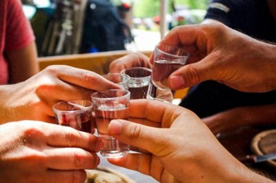 ​给别人倒酒时，这3个小细节要注意，酒桌上有规矩，建议了解清楚