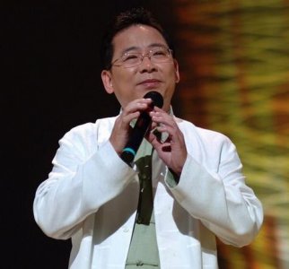 ​这首《梦驼铃》苍凉雄浑，感人至深，小哥费玉清现场唱得太催泪