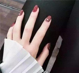 ​2019年最新美甲图片大全，这些颜色最显手白