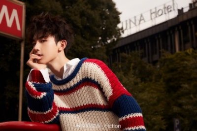 ​郭俊辰圣诞写真来袭，圣诞气氛十分浓郁，邻家男孩般干净温暖