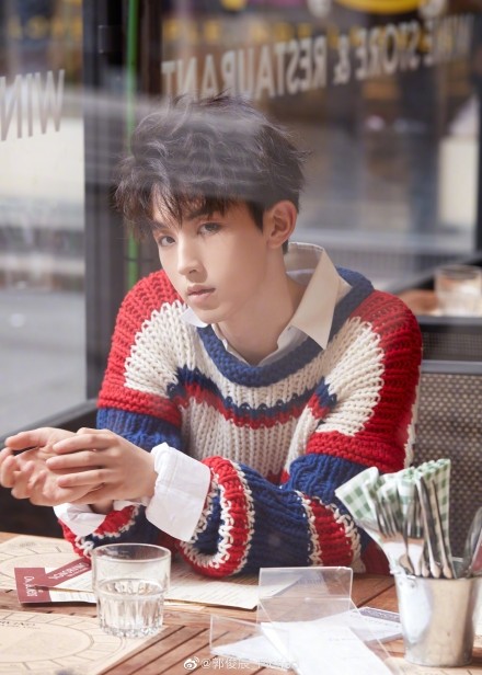 郭俊辰圣诞写真来袭，圣诞气氛十分浓郁，邻家男孩般干净温暖