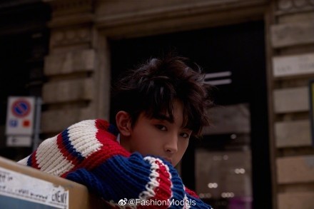 郭俊辰圣诞写真来袭，圣诞气氛十分浓郁，邻家男孩般干净温暖