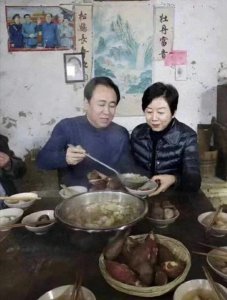 ​亿万富豪许家印回故乡探访，与老同学相认欢聚