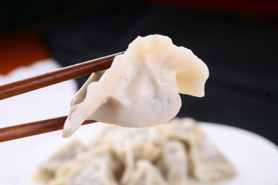 ​萝卜饺子好吃有诀窍，教你饺子店不外传的做法，鲜美多汁，没怪味