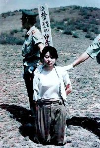 ​回顾：93年“死刑犯”任雪被枪决，穿露脐装上路，提出个奇怪要求