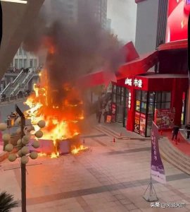 ​闹大了！杨家坪地铁门口圣诞树被烧 称：中国人不该过耻辱圣诞节