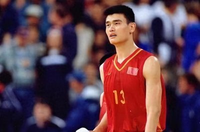 ​姚明现状惹人担忧！现身球赛体重达到400斤，身形臃肿健康隐患大