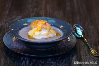 ​2颗鸡蛋教你在家轻松搞定色味俱佳的奶油蘑菇汤，大人孩子都爱吃