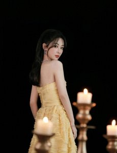 ​杨紫穿抹胸礼服露美背性感迷人 身材窃究腰肢纤细