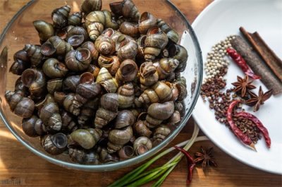 ​炒田螺时，多做这一步骤，田螺快速吐泥沙，肉香嫩入味，一嗦就出