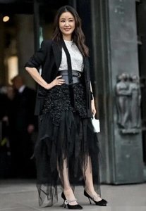 ​林心如48岁“断崖式”衰老！生图脸大脖粗，一身名牌也穿出大妈味