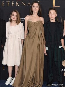 ​影集：安吉丽娜·朱莉与龙凤胎儿女在一起