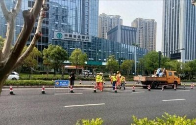 ​杭州萧山有路面塌陷 记者现场直击：两米左右积水坑紧急填补中