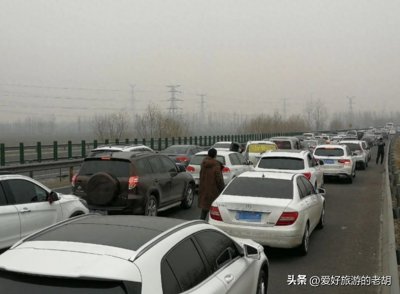 ​春节假期高速公路不再堵车，已有预兆了，农村乡镇已堵成停车场