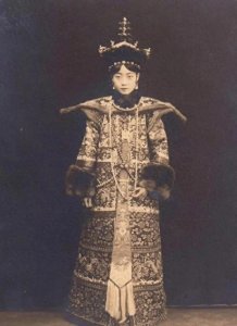 ​皇后婉容，凄苦的一生。