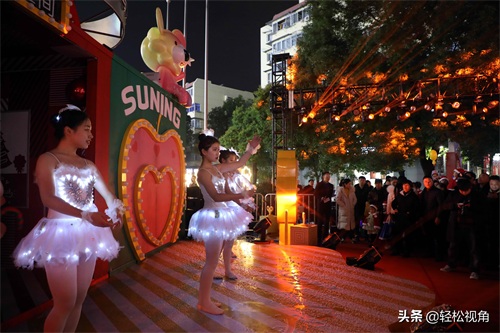 安徽芜湖：圣诞点灯仪式好热闹，孩子与“兔女郎”载歌载舞