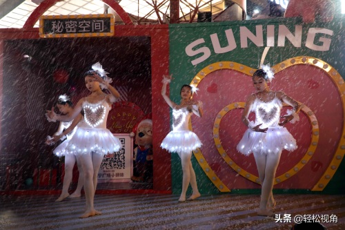 安徽芜湖：圣诞点灯仪式好热闹，孩子与“兔女郎”载歌载舞