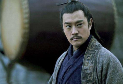 ​周瑜是个怎样的人？他与孙策的关系如何？