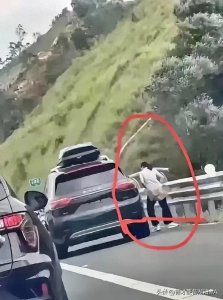 ​高速路上，一名女子因堵车而下车在路边站着小便 ，裤子都湿啦 ！