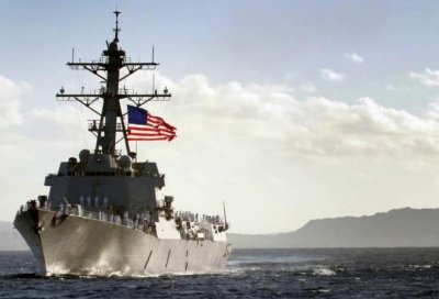 ​不到1个月，美舰再度穿越台海，我军舰横在美舰与台岛之间警戒