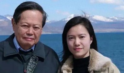 ​翁帆：28岁再婚，为杨振宁每天早睡早起18年，照顾他到100岁