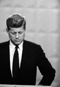 ​都和肯尼迪有绯闻：高调的梦露36岁去世，赫本低调优雅受人欢迎