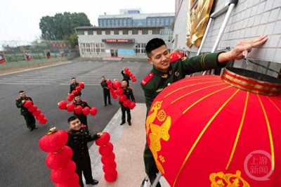 ​张灯结彩，座座军营红红火火迎新年！