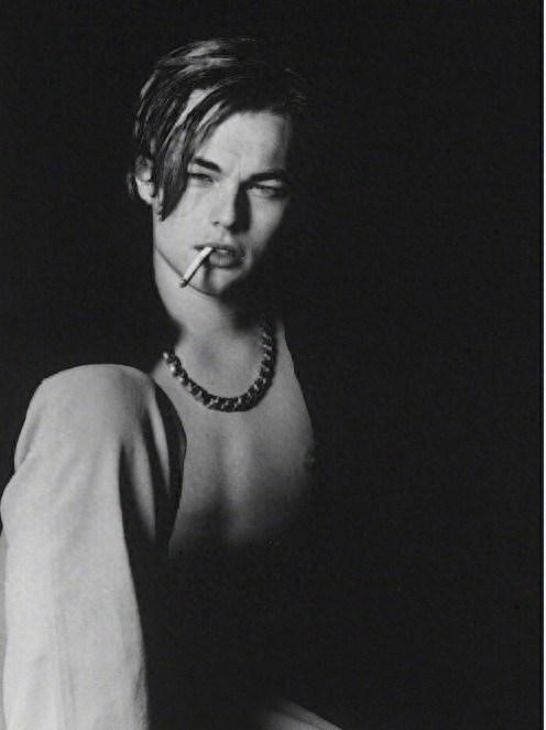 小李子23年前的写真惊艳众人，网友：每一张都能做头像