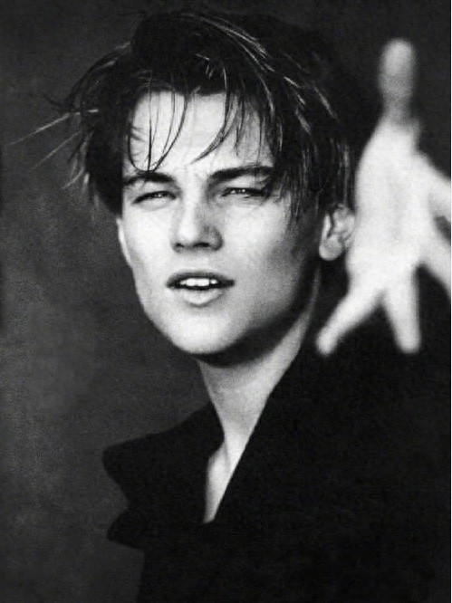 小李子23年前的写真惊艳众人，网友：每一张都能做头像