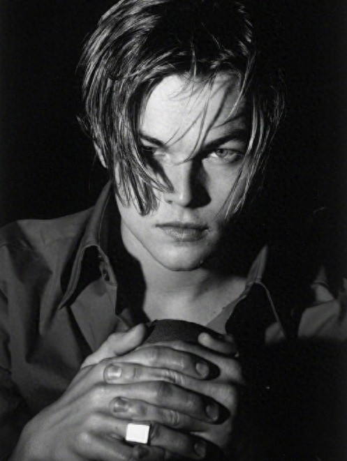 小李子23年前的写真惊艳众人，网友：每一张都能做头像