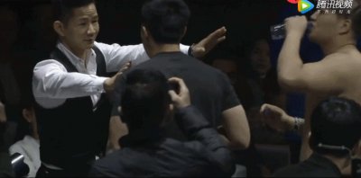 ​日本拳手向杨建平脸上吐口水 老杨怒冲上台KO日本拳手带教练