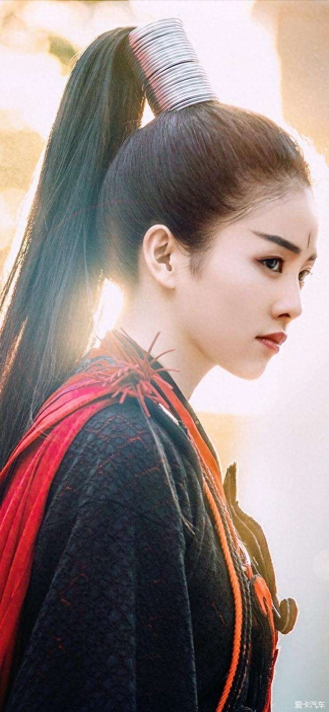 白鹿《招摇》路招摇造型，霸道无比，你被惊艳没？