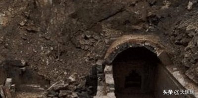 ​徐州挖出一西汉古墓，墓碑刻有：里面没宝藏，专家大喜：赶紧挖