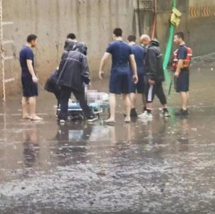 ​悲剧！50岁女子暴雨中遇难，这个细节令人唏嘘……