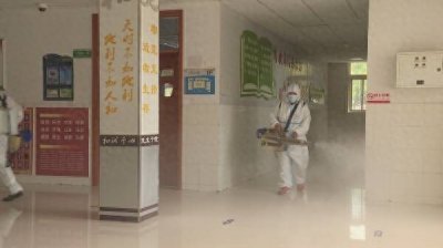 ​东营：“蓝枫”志愿者对校园进行环境消杀 为开学筑牢“安全门”