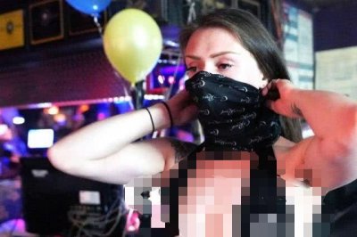 ​美国脱衣舞俱乐部重新开业！高呼要“戴上面具，脱掉衣服”