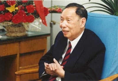 ​他第一个发现正电子，钱学森是其学生，为核事业作大贡献却被遗忘