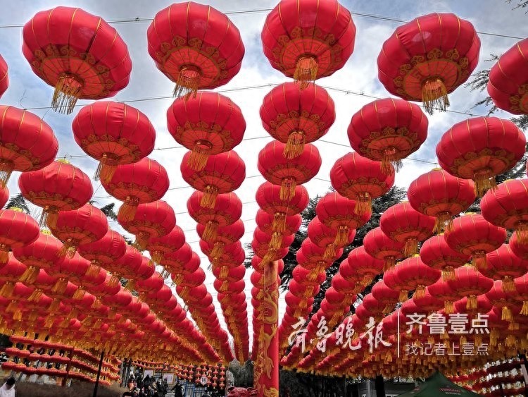 情报站｜烟台毓璜顶庙会，大红灯笼高高挂