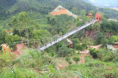 ​广东首条玻璃滑道亮相清远