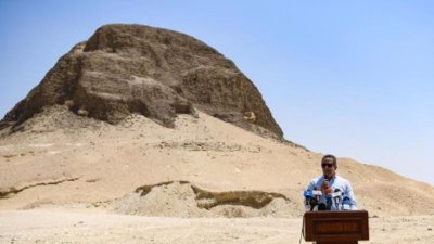 ​埃及近四千年历史金字塔向外开放，游客可进入金字塔内部