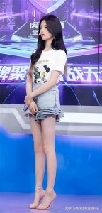 ​杨超越：不止美颜，还有美腿！快来欣赏这些美图吧！