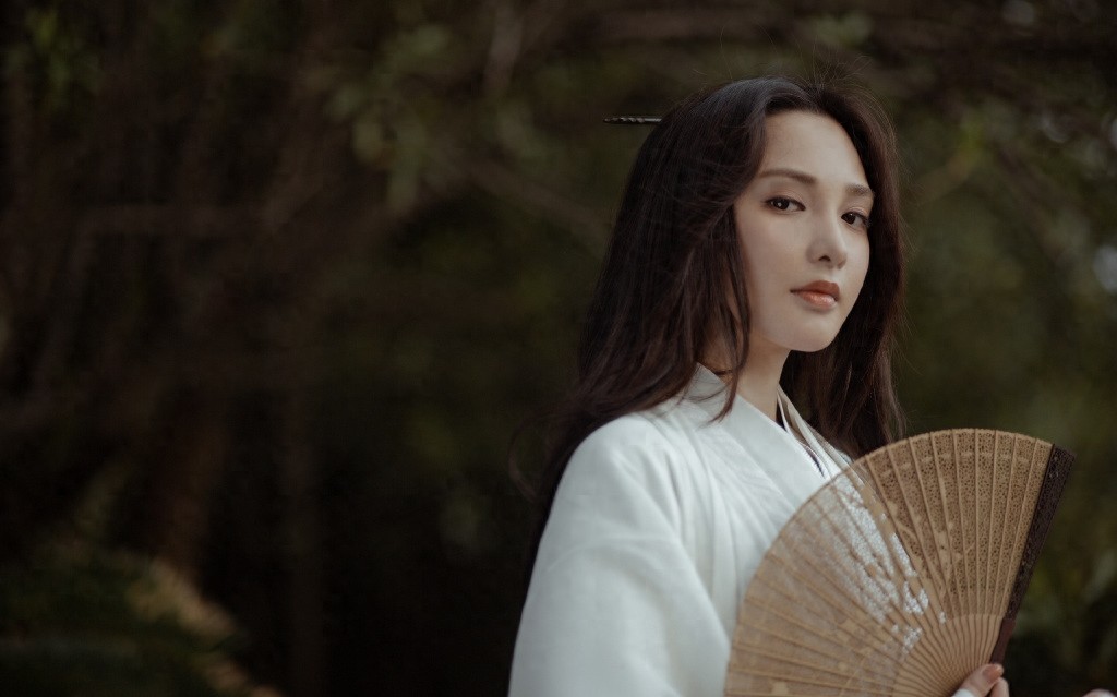 彭小苒古风侠女造型写真图片，白衣著身轻，仗剑万里行