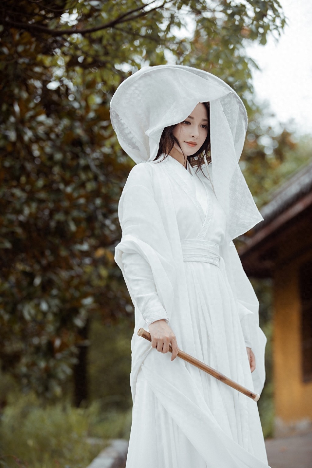 彭小苒古风侠女造型写真图片，白衣著身轻，仗剑万里行